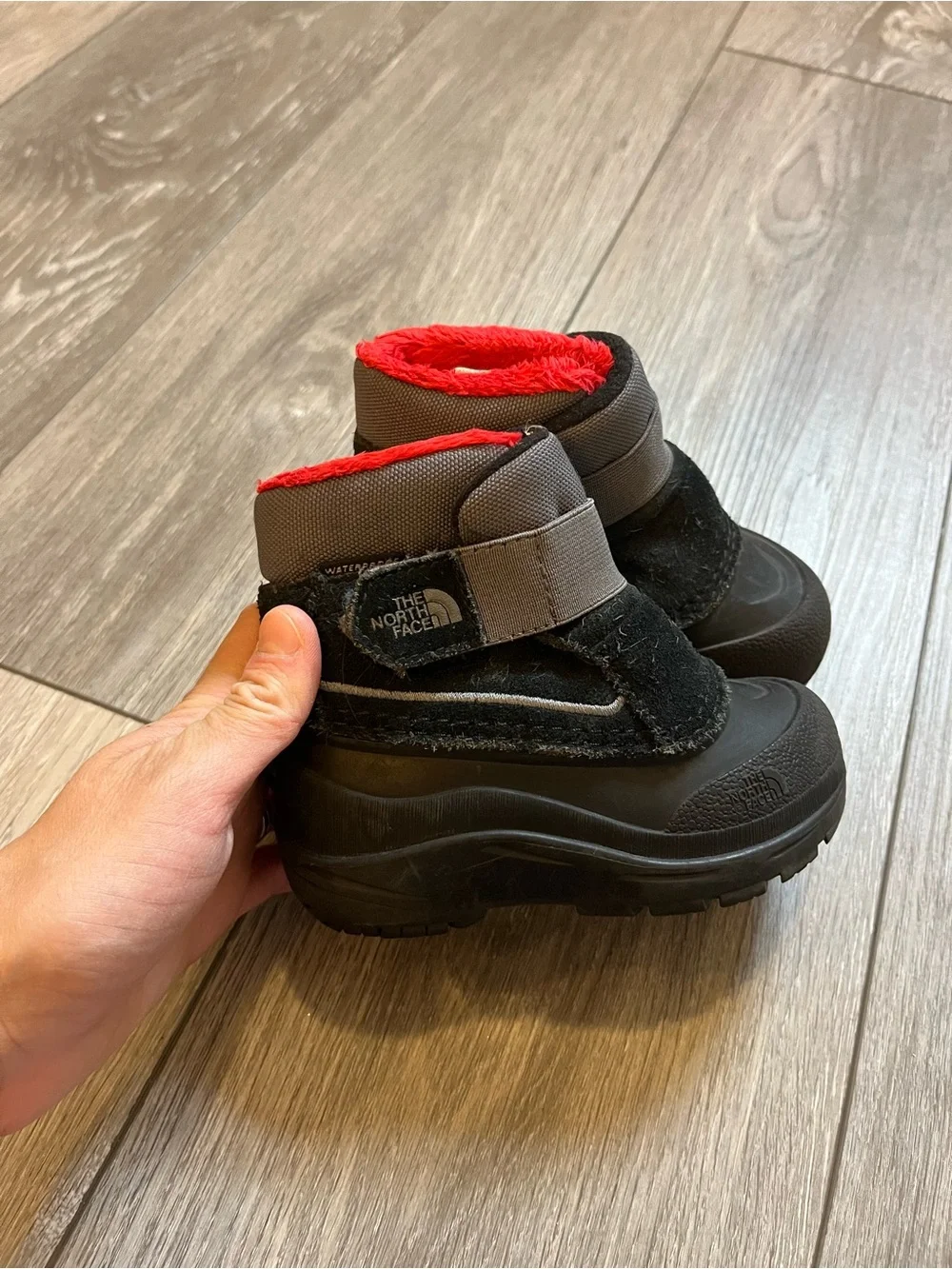 The North Face Toddler Size 7 Alpenglow II Snow Winter Boots in Black and Red